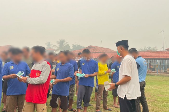 Antisipasi Dampak Karhutla, Rutan Marabahan Bagikan Masker kepada Warga Binaan