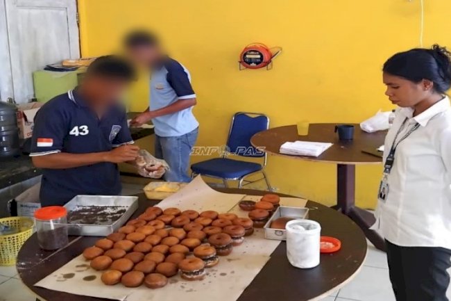 Lapas Piru Kembangkan Kemandirian Warga Binaan lewat Produksi Donat dan Roti Gula