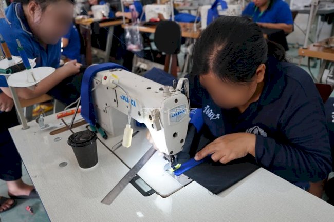 Lapas Perempuan Malang Garap Pesanan 163 Toga dan 1.850 Tabung dari PT Bintang Bersinar