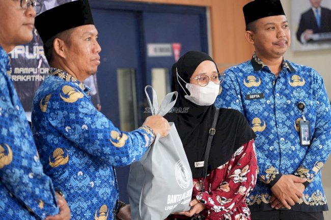 LPKA Martapura Salurkan 20 Paket Bantuan Sosial bagi Warga Sekitar