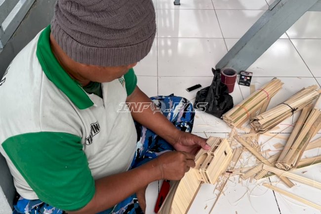 Warga Binaan Rutan Barabai Asah Kreativitas melalui Pembuatan Miniatur Kapal