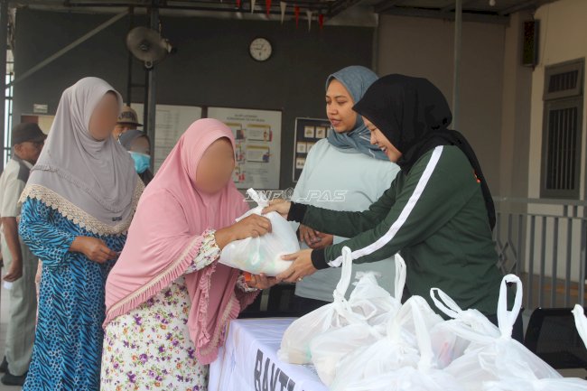 Bakti Sosial, Rutan Perempuan Surabaya Bagikan Sembako bagi Warga Sekitar