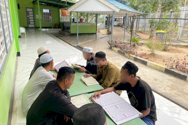 Tadarus Al-Qur’an, Warga Binaan Lapas Narkotika Karang Intan Saling Bimbing Perbaiki Bacaan