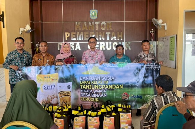 Jumat Berkah, Lapas Tanjungpandan Salurkan Bantuan Sosial kepada 15 Warga Desa Cerucuk