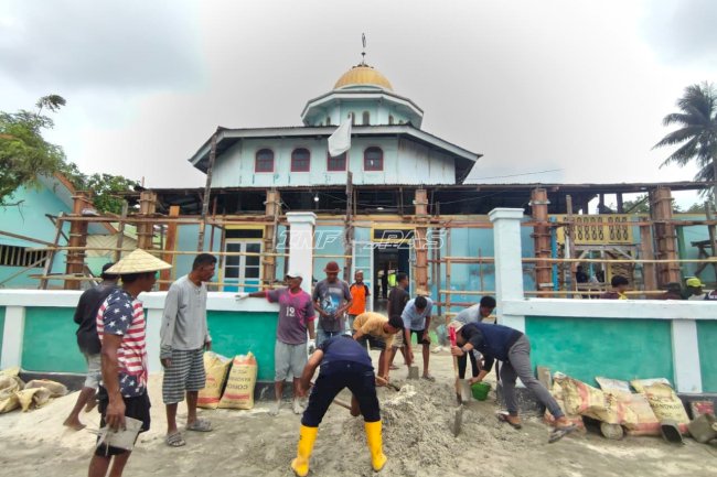 Dukung Kegiatan Sosial, Lapas Geser Gotong Royong Pengecoran Tiang Masjid bersama Warga
