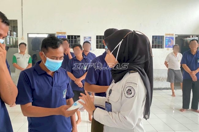 Antisipasi Dampak Asap Karhutla, Rutan Barabai Bagikan Masker kepada Warga Binaan