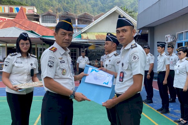 Serahkan Penghargaan Pegawai Teladan, Kalapas Tahuna Apresiasi Dedikasi dan Kinerja