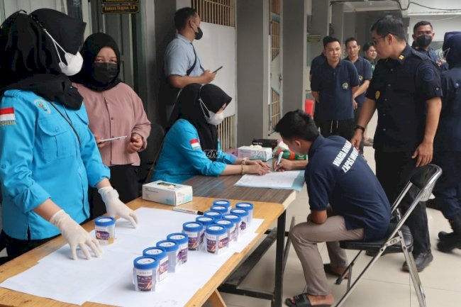 Perkuat Lapas Bersih dari Narkoba, Lapas Amuntai Gelar Razia Gabungan dan Tes Urine bersama APH