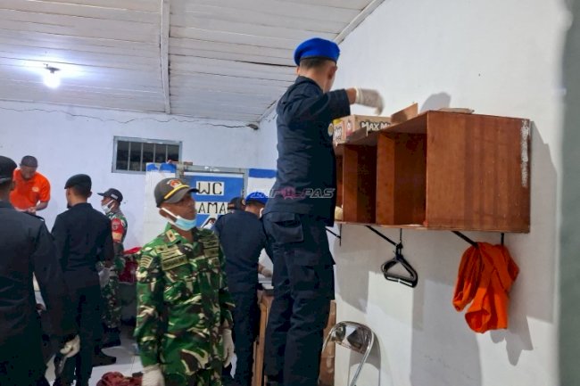 Razia Blok Hunian, Lapas Saparua bersama TNI-Polri Amankan Barang Terlarang