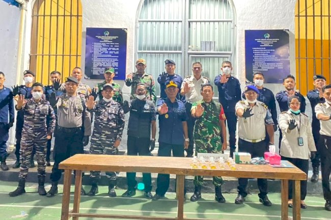 Berantas Halinar, Lapas Bandanaira Gelar Razia dan Tes Urine bersama TNI-Polri