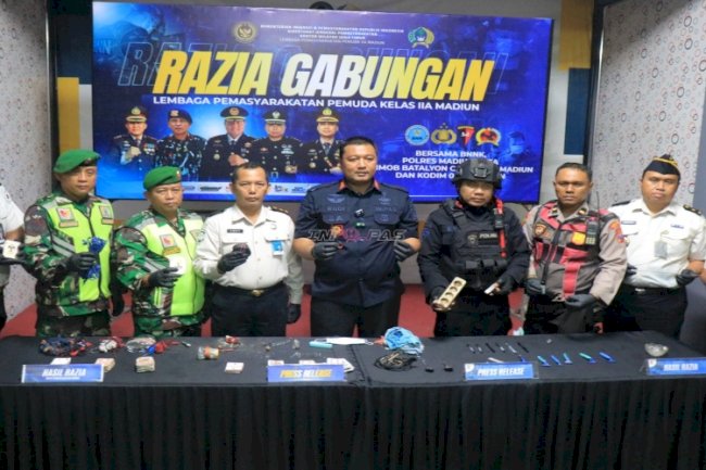 Bersih dari Halinar, Lapas Pemuda Madiun Gelar Razia Gabungan dan Tes Urine bersama APH