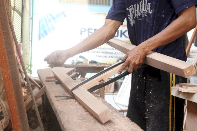 Lapas Piru Dorong Kemandirian Warga Binaan melalui Produksi Furnitur Bernilai Ekonomi