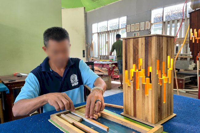 Warga Binaan Lapas Takalar Kembangkan Kreativitas melalui Kerajinan Lampu Hias
