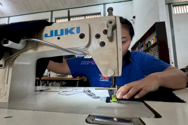Warga Binaan Lapas Perempuan Malang Garap 322 Kaos Polo dan Selesaikan Sisa 287 Baju Toga