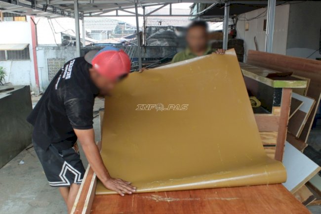 Asah Keterampilan, Warga Binaan Lapas Banjarmasin Pasang Tacosit pada Meja Layanan Tamu