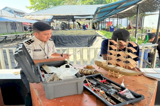 Sulap Bambu Jadi Miniatur Kapal, Warga Binaan Lapas Narkotika Karang Intan Asah Kreativitas dan Keterampilan