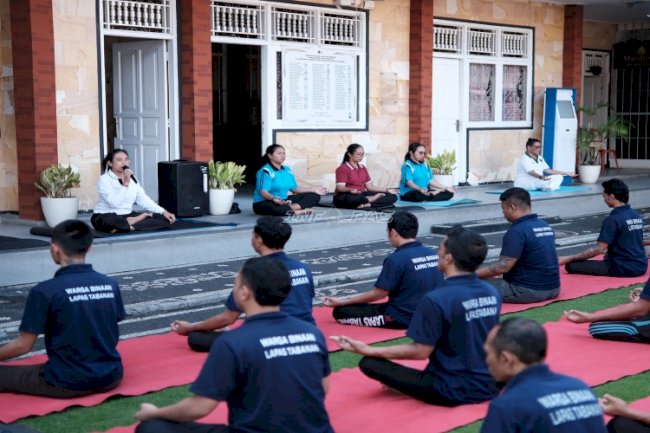 Tata Pikiran dan Kuatkan Diri, Warga Binaan Lapas Tabanan Ikuti Yoga Bersama
