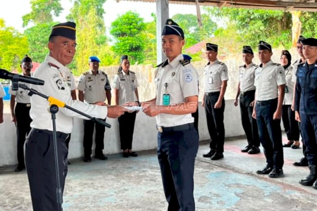 Apresiasi Kinerja, Lapas Bandanaira Berikan Penghargaan Pegawai Teladan