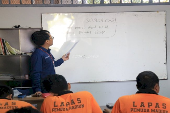 Belajar Sosiologi, Warga Binaan Lapas Pemuda Madiun Tingkatkan Pemahaman Sosial melalui Program Paket C