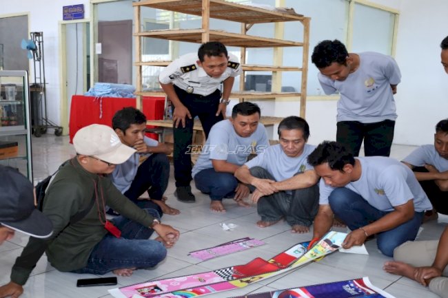 Lapas Mojokerto dan Disperindag Kab. Mojokerto Latih Warga Binaan Menjahit Custom Helm