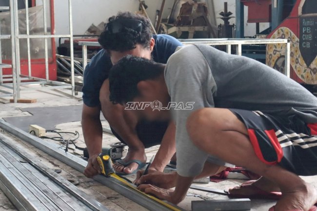 Warga Binaan Lapas Ambon Asah Keterampilan lewat Pembuatan Meja Kerja