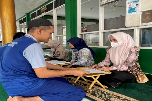 Warga Binaan Lapas Tanjung Belajar Membaca Al-Qur’an bersama Peserta Magang