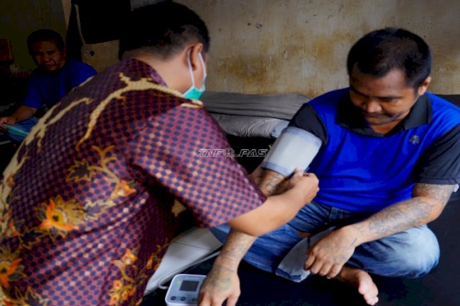 Hadir Langsung di Blok Hunian, Klinik Pratama Lapas Narkotika Karang Intan Pantau Kesehatan Warga Binaan