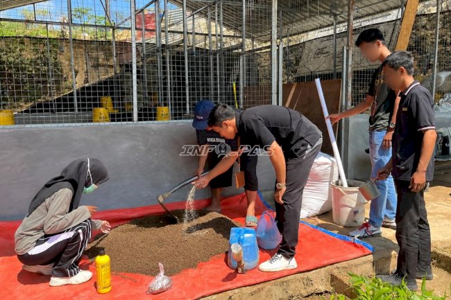 Belajar dan Berkarya, Peserta Magang Rutan Kendari Dampingi Warga Binaan Buat Pupuk Kompos