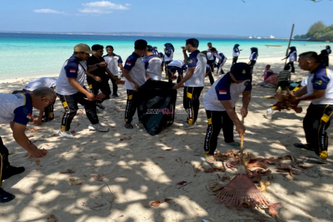 Lapas Baubau Gelar Bakti Sosial, Bersihkan Kawasan Pantai Nirwana