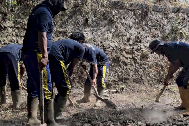 Kerja Bakti di Open Camp, Warga Binaan Lapas Kuningan Berkontribusi bagi Masyarakat