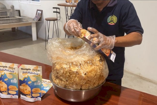 Belajar Produksi Keripik Tempe, Mantan Warga Binaan Lapas Tangerang Siap Mulai Kembali Kehidupan