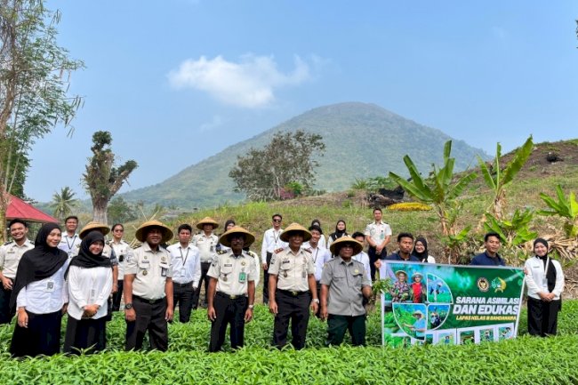 Tabur Manfaat, Lapas Bandanaira Bagikan 120 Ikat Kangkung Hasil Panen kepada Masyarakat
