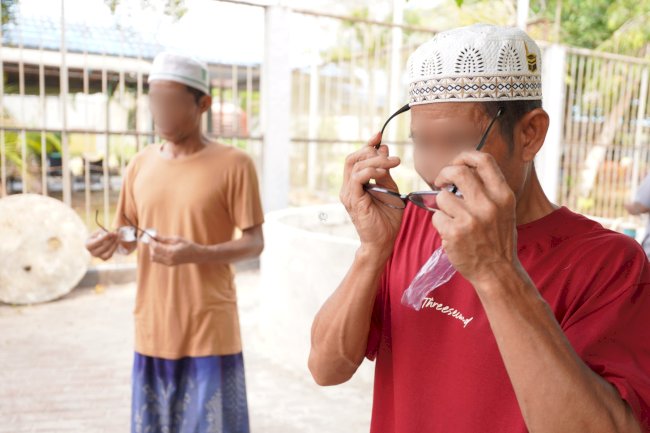 Bantu Warga Binaan Lebih Nyaman Membaca, Lapas Narkotika Karang Intan Bagikan Kacamata