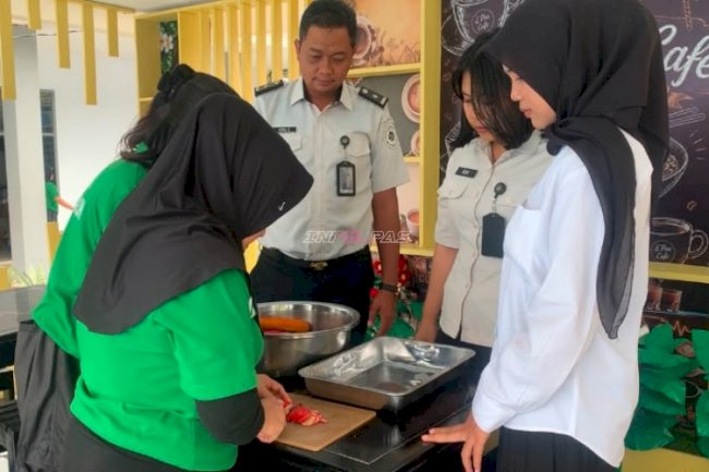 Bekal Kemandirian dari Balik Jeruji, Warga Binaan Lapas Luwuk Produksi Kerupuk