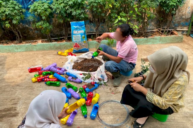 Klasik, Lapas Perempuan Palembang Olah Limbah Botol Plastik Jadi Vertical Garden