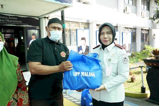 Hadirkan Kepedulian, Lapas Perempuan Malang Salurkan Enam Paket Sembako bagi Warga Sekitar