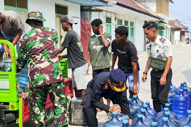 Lapas Geser Gandeng Koramil 1502-04 Geser Salurkan Bantuan Air Bersih ke Pulau Keffing