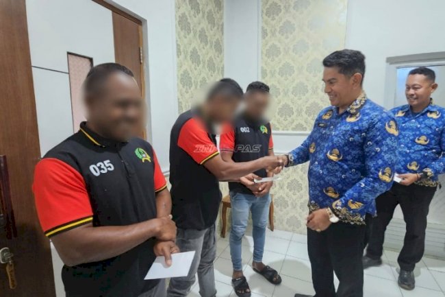 Dukung Program Pembinaan, Lapas Kalabahi Bagikan Premi bagi Warga Binaan Asimilasi
