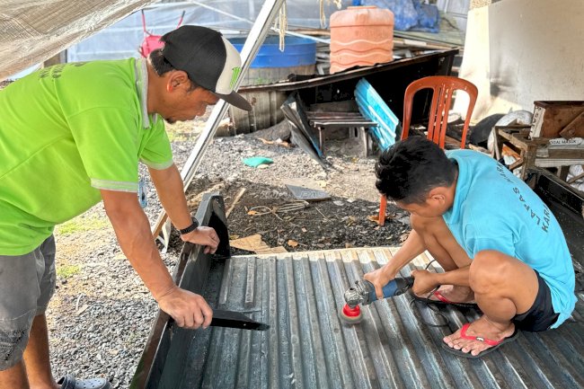 Kembangkan Keterampilan Otomotif, Warga Binaan Karang Intan Kerjakan Body Repair Mobil Pikap
