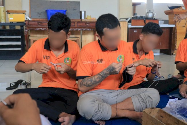 Lapas Pemuda Madiun Latih Warga Binaan Merajut, Hasilkan Aneka Produk Kerajinan Tangan