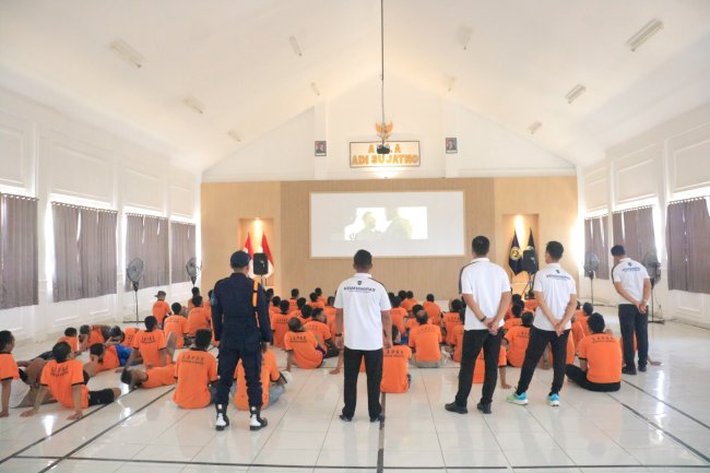 Beri Hiburan Warga Binaan, Lapas Pemuda Madiun Gelar Nobar
