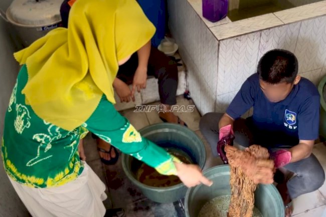Semarak Hari Batik Nasional, Warga Binaan Lapas Kotabaru Warnai Kain Sasirangan