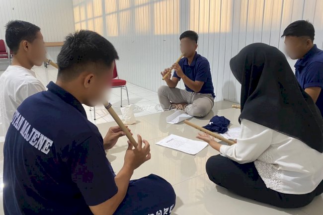 Rutan Majene Asah Kreativitas Warga Binaan lewat Kelas Seni Musik Suling