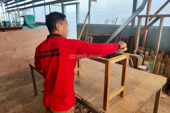 Warga Binaan Lapas Kendari Asah Keterampilan lewat Pembuatan Meja