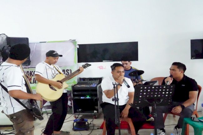 Bersama Petugas, Diamond Band Lapas Narkotika Karang Intan Alunkan Lagu Populer Temani Kunjungan Keluarga