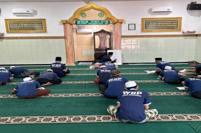 Ujian Tulis dan Praktik Kitab Al-Imrithi, Warga Binaan Lapas Mojokerto Tingkatkan Pemahaman Keagamaan
