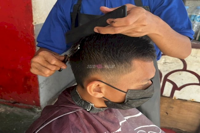 Warga Binaan Rutan Rantau Belajar Mencukur untuk Bekal Masa Depan