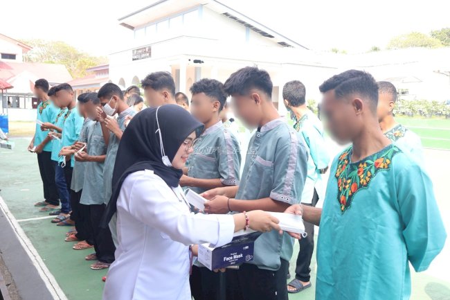 Peduli Kesehatan, LPKA Ambon Bagikan Masker kepada Anak Binaan dan Warga