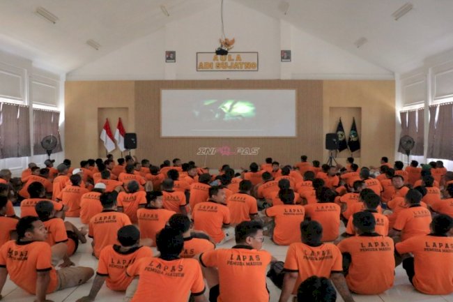 Ciptakan Hiburan dan Rekreasi, Lapas Pemuda Madiun Gelar Nonton Bareng Film Bersama Warga Binaan