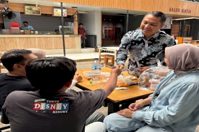 Hangatkan Momen Kunjungan Khusus Anak, Kalapas Kelas I Cipinang Bagikan Makanan Ringan untuk Anak Pengunjung